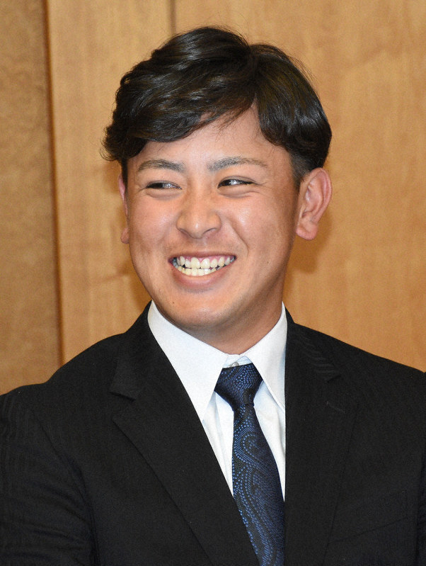 チームへの思いなどを語るJFE西日本の河野竜生投手=倉敷市役所で、松室花実撮影