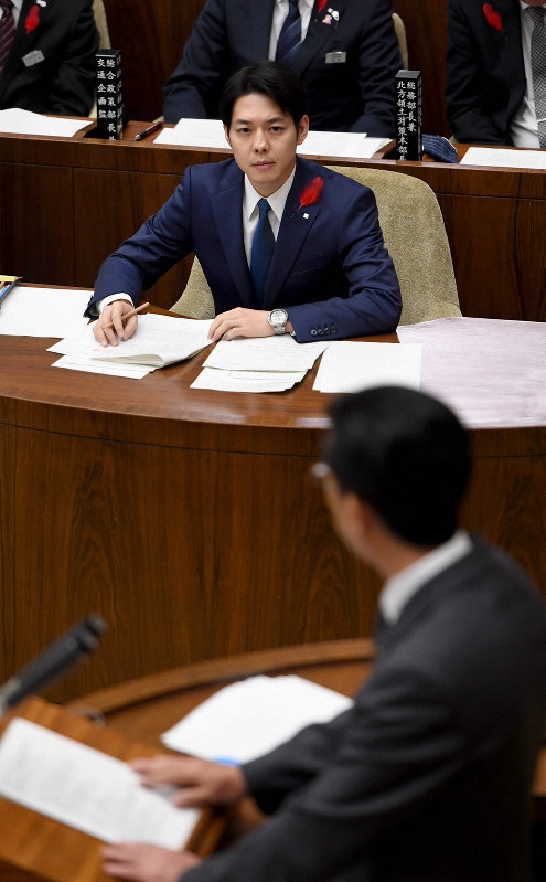 北海道議会でIR誘致の質問を受ける鈴木直道知事(奥)=札幌市中央区で2019年11月29日午前10時51分、竹内幹撮影