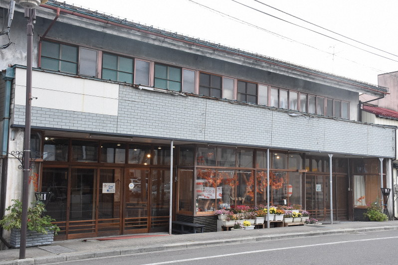 子ども向けの読書施設として生まれ変わる「旧三田屋」=岩手県遠野市の中央通りで