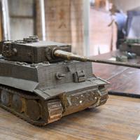 若手陶芸家らが「オタク」心全開の作品展 戦艦や戦車、フィギュアを