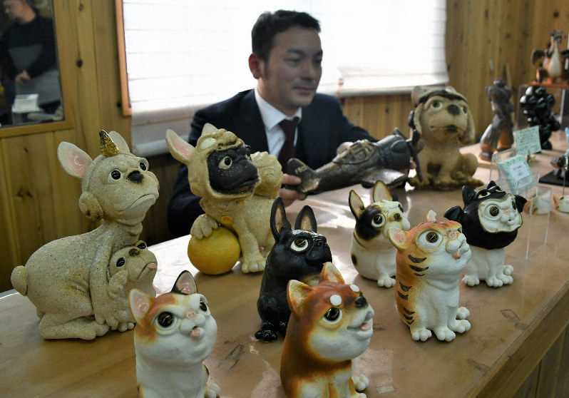 若手陶芸家らが「オタク」心全開の作品展 戦艦や戦車、フィギュアを