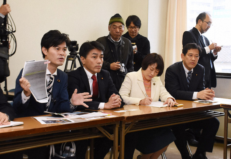 地元市議らにヒアリングする「桜を見る会」追及本部の野党議員ら=山口県下関市幸町で2019年12月1日午後2時35分、坂野日向子撮影