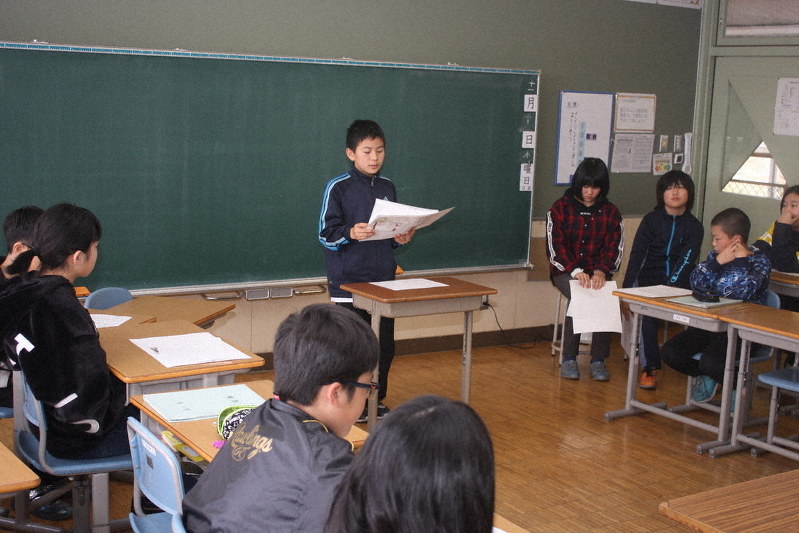 シマフクロウに関する学習の成果を発表する児童=茶内小で