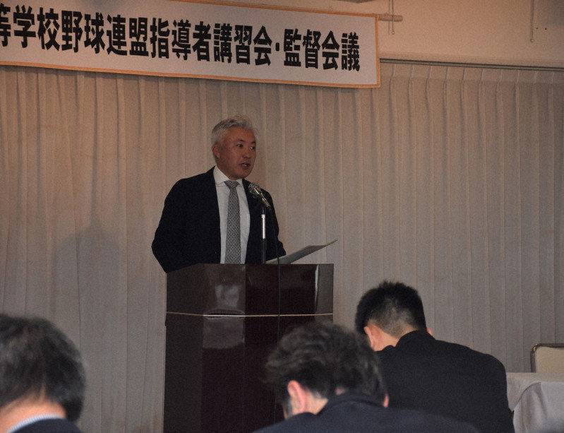 夏の甲子園の報告をする秋田中央・佐藤幸彦監督=秋田市で