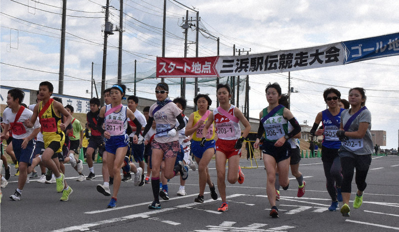 号砲とともにスタートする中学男子、高校女子、一般女子の部の選手たち=茨城県ひたちなか市和田町3の市漁村センター前で