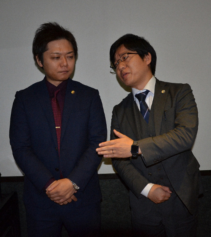 カラオケ店で漫才を練習する安井一大さん(右)と坂井活広さん=名古屋市千種区で