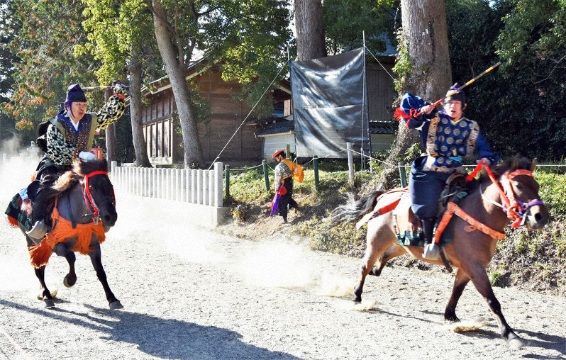 勇ましく 競べ馬 馬上武芸奉納まつり 近江八幡 滋賀 毎日新聞