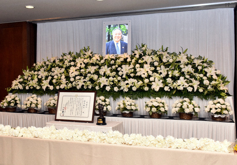 ユリなどで飾られた日本高野連前事務局長の竹中雅彦さんの祭壇=大阪市西区の中沢佐伯記念野球会館で、砂押健太撮影