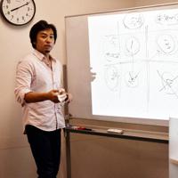 起業準備塾で、サービスを提供する的の絞り方を参加者に教える新井一さん＝東京都豊島区で