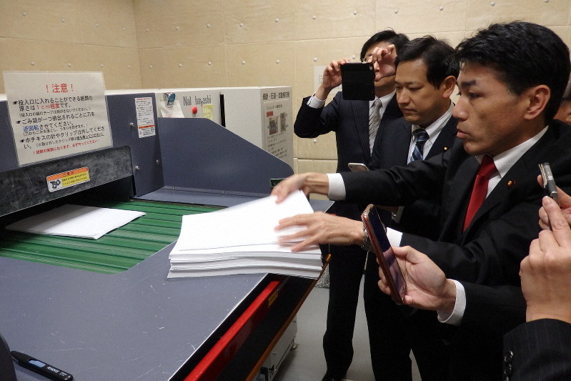 内閣府にある大型シュレッダーを視察する野党議員=東京都千代田区で2019年11月26日(立憲民主党提供)