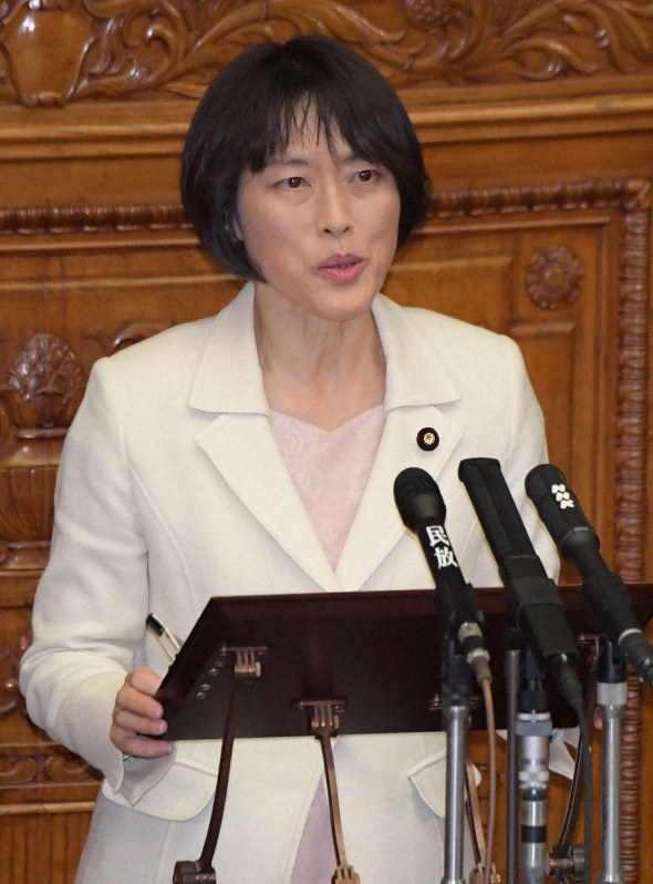 参院本会議で安倍晋三首相主催の「桜を見る会」を巡る問題について質問する共産・田村智子氏=国会内で2019年12月2日午後2時39分、川田雅浩撮影