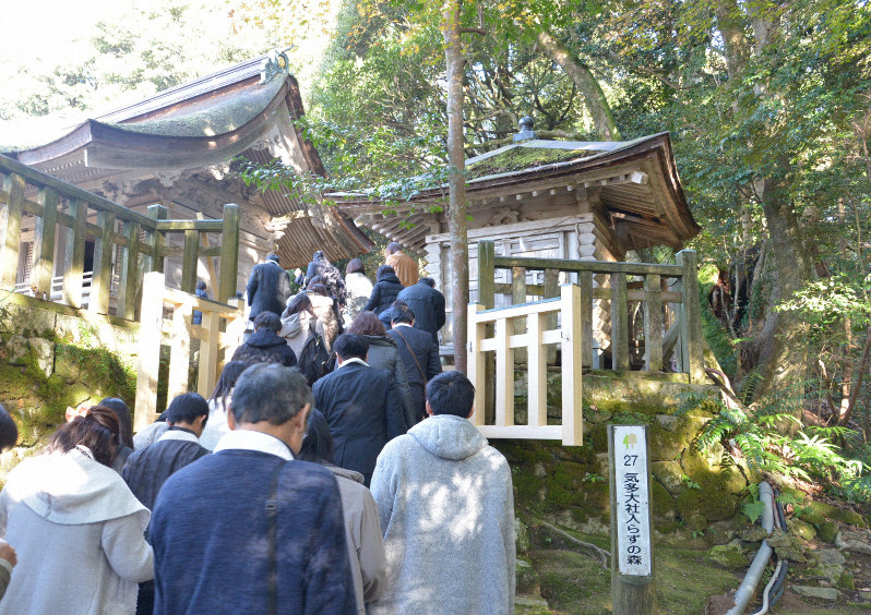 おはらいを受けた後、本殿奥の「入らずの森」に入っていく参拝者=石川県羽咋市の気多大社で2019年12月1日、阿部弘賢撮影