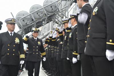 イージス艦「みょうこう」の艦長に着任した大谷三穂艦長（中央）＝京都府舞鶴市の海上自衛隊舞鶴基地で2019年12月2日午前8時21分、行方一男撮影