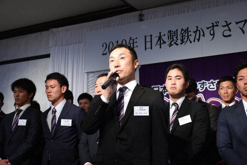 新監督就任が決まった渡辺俊介氏(中央)=千葉県君津市のハミルトンホテルで2019年12月2日午後7時40分、秋丸生帆撮影