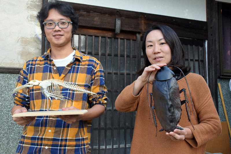 模型を手にする佐々木彰央さん(左)と坂本友実さん=紀美野町で、最上聡撮影