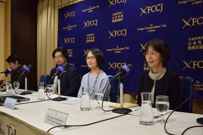 夫婦別姓訴訟について記者会見にのぞむ原告の一人、恩地いづみさん（右から２人目）と代理人弁護士たち＝吉永磨美撮影