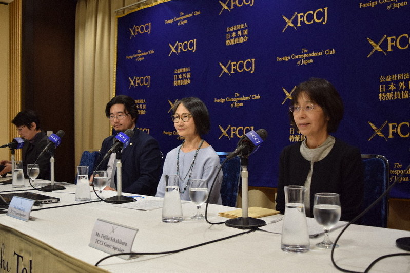 夫婦別姓訴訟について記者会見にのぞむ原告の一人、恩地いづみさん(右から2人目)と代理人弁護士たち=吉永磨美撮影