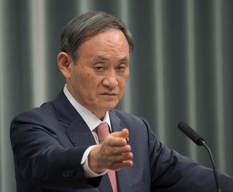 閣議後の記者会見で安倍晋三首相主催の「桜を見る会」について質問を受ける菅義偉官房長官=首相官邸で2019年12月3日午前10時33分、川田雅浩撮影