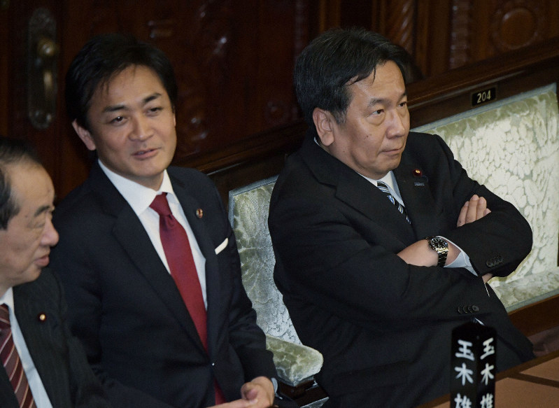 衆院本会議に臨む立憲民主党の枝野幸男代表(右)と国民民主党の玉木雄一郎代表(右から2人目)=国会内で2019年12月3日午後1時3分、川田雅浩撮影