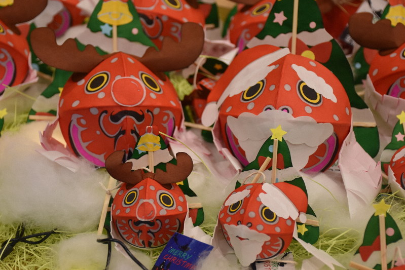 販売が始まったクリスマス金魚ねぷた=弘前市の津軽藩ねぷた村で、藤田晴雄撮影