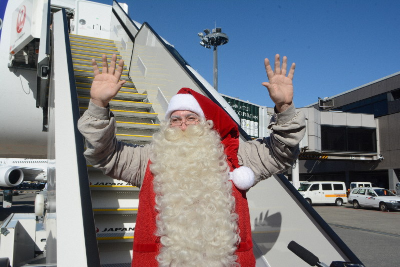 トナカイはお休みだから飛行機で」 サンタが成田にやって来た [写真