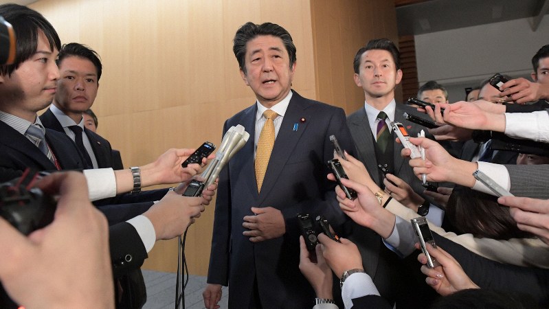 日韓軍事情報包括保護協定(GSOMIA)の継続について記者団の質問に答える安倍晋三首相=首相官邸で2019年11月22日、川田雅浩撮影