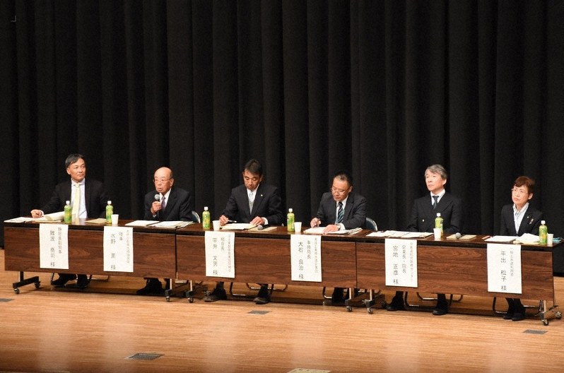 シンポジウムで登壇した掛川市内の企業や農業関係者=静岡県掛川市で