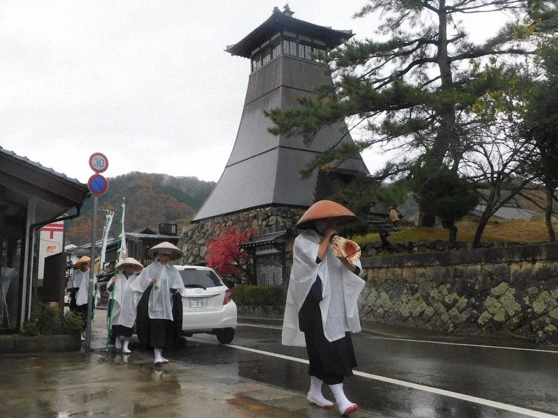 曹洞宗青年会メンバー１０人 出石で災害義援金托鉢 浄財 台風被害の長野に 兵庫 毎日新聞