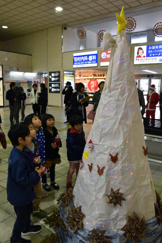 点灯された和紙のクリスマスツリー=鳥取市東品治町のJR鳥取駅で、小坂春乃撮影