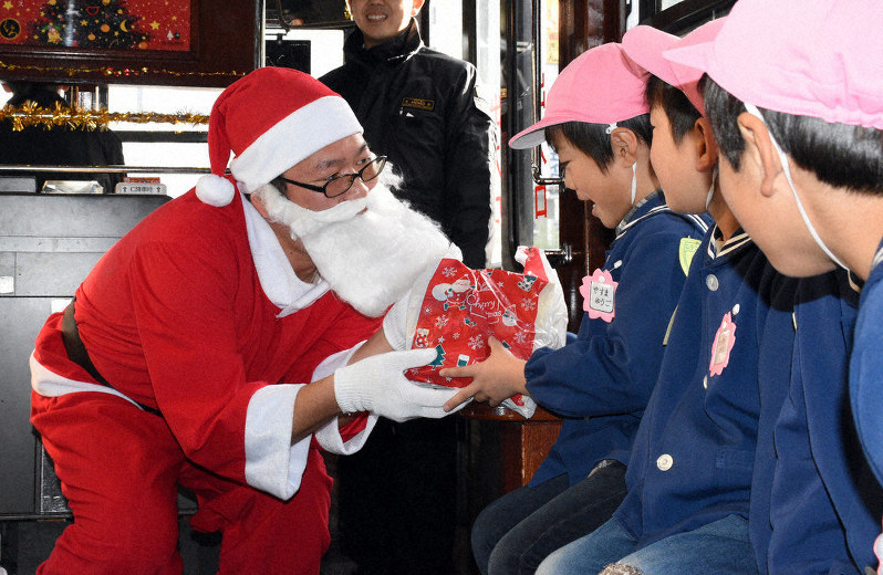 サンタが電車でやってきた 岡山電気軌道でクリスマス装飾 岡山 毎日新聞