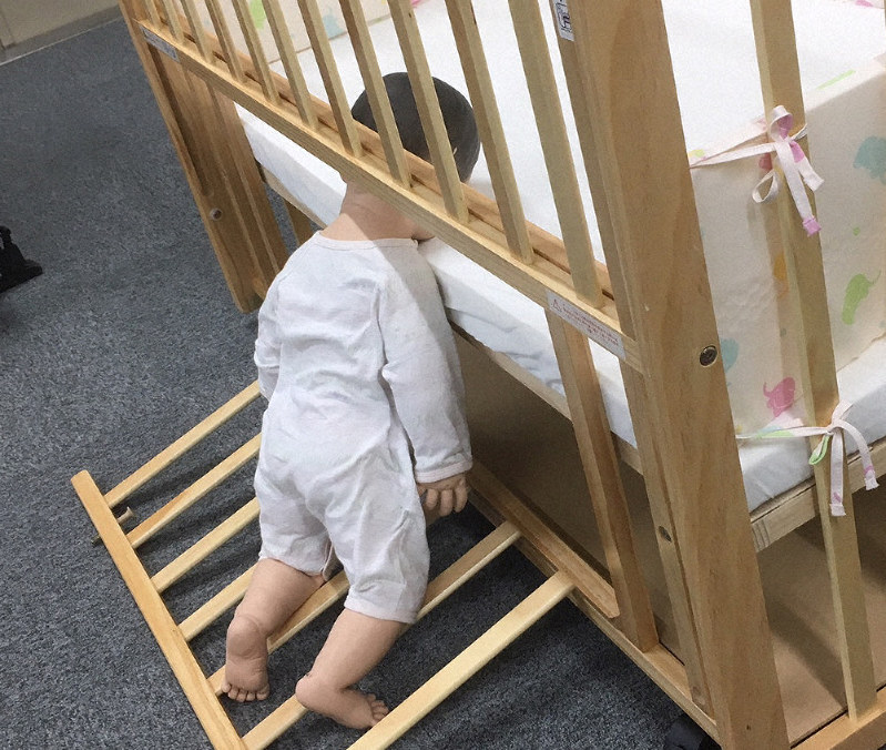 質問なるほドリ ベビーベッドで窒息事故防ぐには 下部収納扉の固定ピン 簡単に外れないか注意 回答 岡礼子 毎日新聞