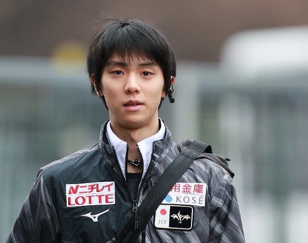 【グランプリファイナルGPFトリノ】バスから降りて競技場に入る羽生結弦＝イタリア・トリノのパラベラ競技場で２０１９年１２月４日、貝塚太一撮影