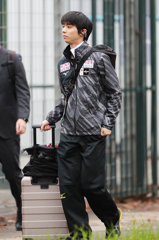 【グランプリファイナルGPFトリノ】バスから降りて競技場に入る羽生結弦＝イタリア・トリノのパラベラ競技場で２０１９年１２月４日、貝塚太一撮影                