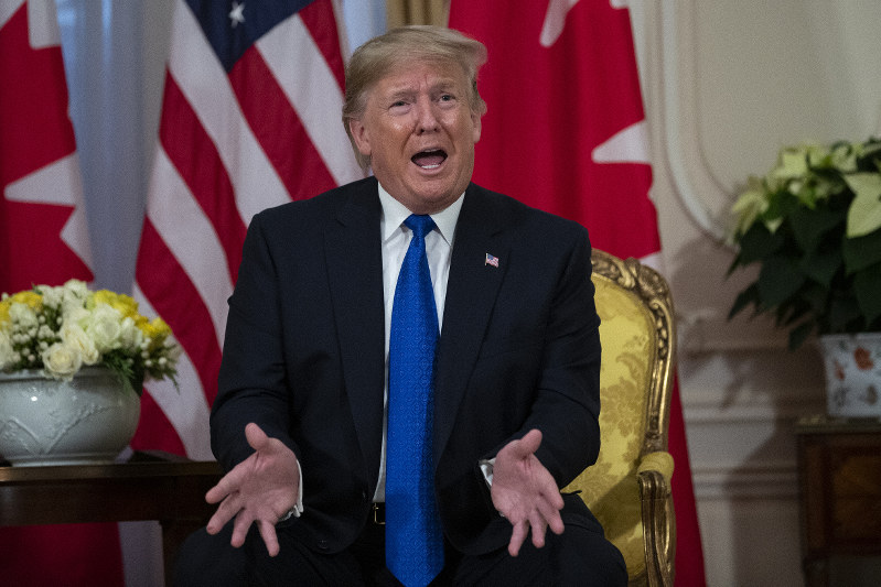 カナダのトルドー首相との会談に際して、弁舌を振るうトランプ米大統領=ロンドンで3日、AP