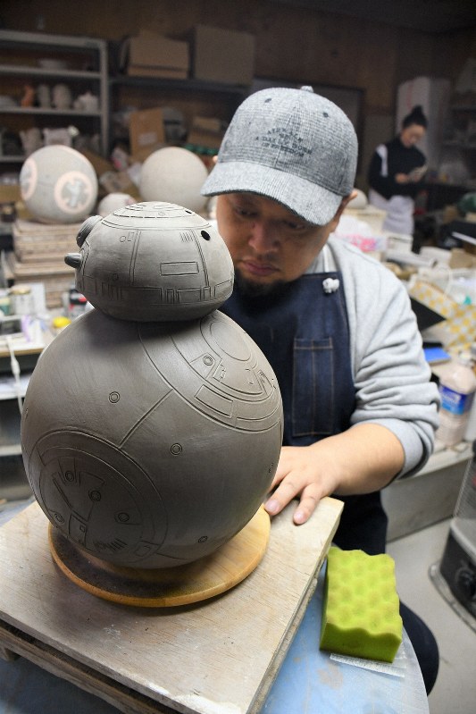 スター・ウォーズ「BB－8」信楽焼で再現 独特の光沢 [写真特集9/11