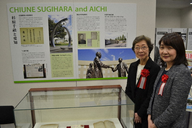 ホロコースト展会場を訪れた杉原千畝の孫、杉原まどかさん(右)=名古屋市中村区のウインクあいちで