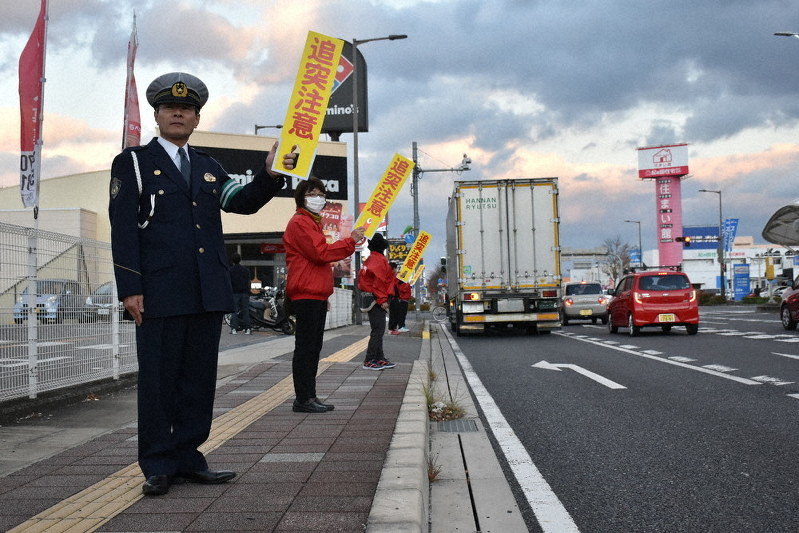 交通事故防止へ、市内で街頭啓発 岩出署 /和歌山 毎日新聞 交通事故防止へ、市内で街頭啓発 岩出署 /和歌山 毎日新聞