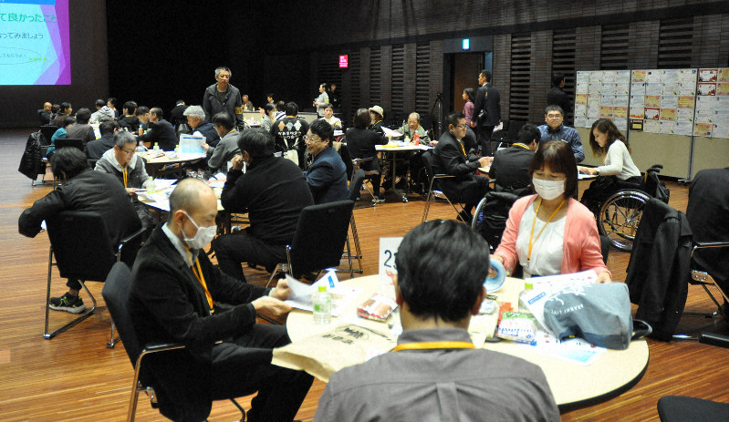 エリアミーティングで集まった在宅就労する障害を持つ人たち=福岡市博多区で、杣谷健太撮影