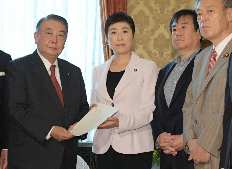 衆院の大島理森議長(左端)に内閣不信任決議案を提出する立憲民主党の辻元清美国対委員長(左から2人目)ら野党5党派の国対委員長たち=東京都千代田区の国会内で2019年6月25日、川田雅浩撮影