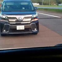 愛知県の東名高速道路で９月、前を走る車にあおり行為を繰り返し、エアガン（○印部分）を発射する男。後日、器物損壊容疑で逮捕された＝被害者提供（画像の一部を加工しています）