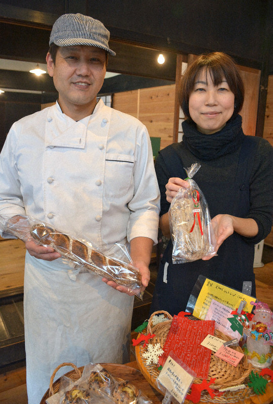 「うちのパンを食べて笑顔になってもらいたい」と話す森田智さん(左)と和代さん=東吉野村で、萱原健一撮影