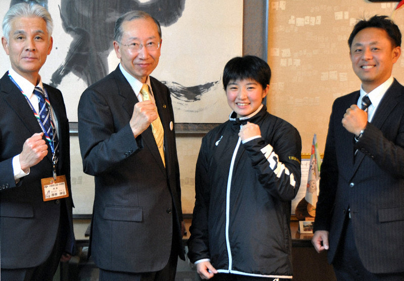 楫野弘和市長(左から2人目)から激励を受けた村松結蘭さん(同3人目)=大田市役所で、柴崎達矢撮影