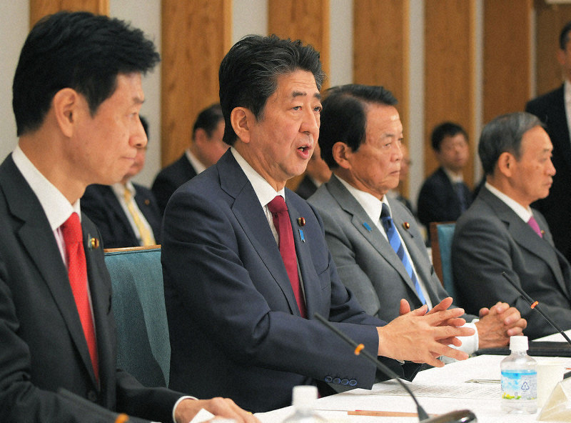 経済財政諮問会議で発言する安倍晋三首相(中央)=首相官邸で2019年12月5日午後6時、手塚耕一郎撮影
