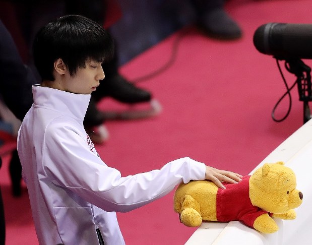 男子フリーの前日練習に臨む羽生結弦。「くまのプーさん」のティッシュケースを見つめた＝イタリア・トリノのパラベラ競技場で２０１９年１２月６日、貝塚太一撮影