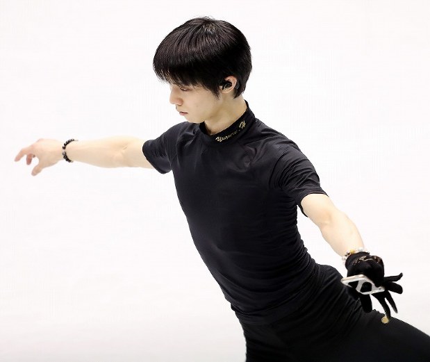 男子フリーの前日練習でリンクサイドの隅で音楽を聴きながら体を動かす羽生結弦＝イタリア・トリノのパラベラ競技場で２０１９年１２月６日、貝塚太一撮影