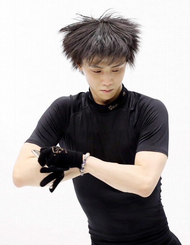 男子フリーの前日練習でリンクサイドの隅で音楽を聴きながら体を動かす羽生結弦＝イタリア・トリノのパラベラ競技場で２０１９年１２月６日、貝塚太一撮影
