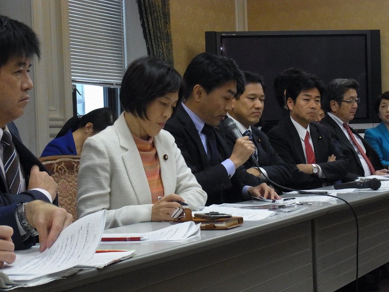 「桜を見る会」について、政府側に見解をただす野党議員ら=国会で2019年12月6日午後1時35分、江畑佳明撮影