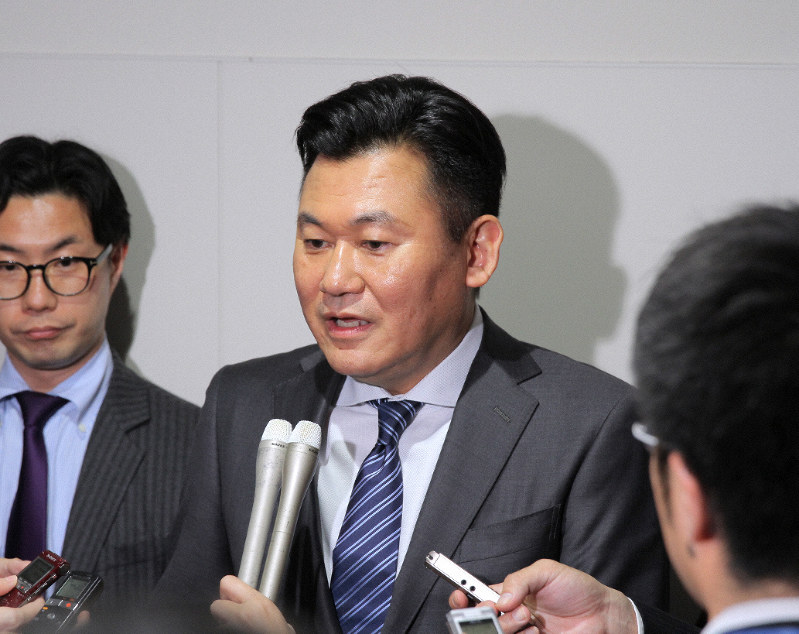 5G基地局開設の認定書を受け取った後、報道陣の質問に答える楽天の三木谷浩史会長=東京都千代田区の総務省で2019年4月10日午後4時40分、山下浩一撮影