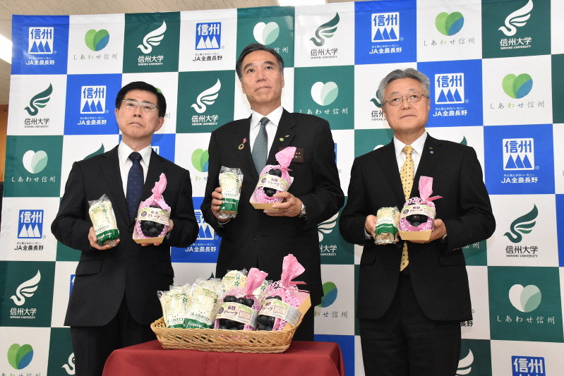 機能性表示食品となったナガノパープルとエノキタケをPRする阿部守一長野県知事(中央)=県庁で2019年11月12日午後4時0分、ガン・クリスティーナ撮影