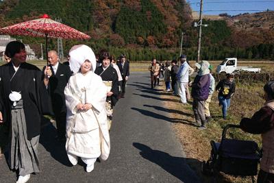 祝福を受けて歩く新郎新婦＝三重県伊賀市で2019年12月1日大西康裕撮影